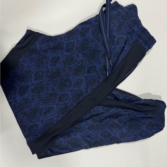 Women’s Athleta Snakeskin Print Cuffed Brooklyn Jogger Pants Size 4 EUC - Picture 2 of 14
